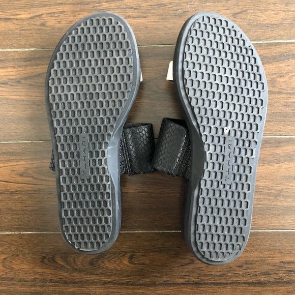 Tahari sandals in black/white - Picture 3 of 4